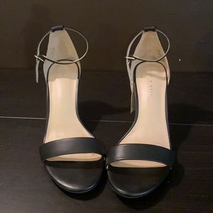 Black sandals heeled strap 048